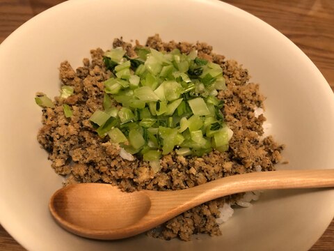 鶏ひき肉とおからの坦々風そぼろ丼